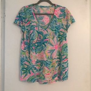 Lilly Pulitzer V-neck T-shirt size small